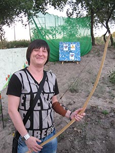 лучник довольный