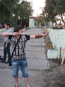 лучник стреляет